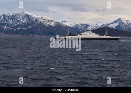 Sulafjord con le sue vette innevate della catena montuosa, come si vede durante una traversata in traghetto (Norvegia) Foto Stock