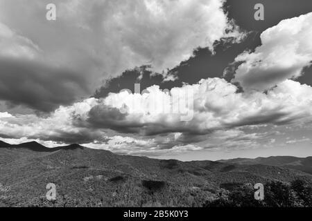 Enormi e basse nuvole si nascondono e creano ombre sulle montagne sulla Blue Ridge Parkway ad Asheville, North Carolina, Stati Uniti. Foto Stock