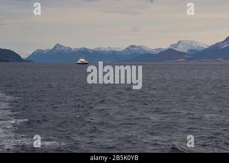 Sulafjord con le sue vette innevate della catena montuosa, come si vede durante una traversata in traghetto (Norvegia) Foto Stock