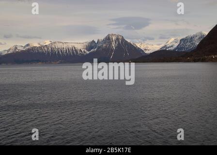 Sulafjord con le sue vette innevate della catena montuosa, come si vede durante una traversata in traghetto (Norvegia) Foto Stock