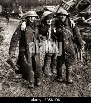 Aiutato dai colleghi, un soldato ferito viene portato all'attenzione medica durante la battaglia dell'Ancre (13–18 novembre 1916). La battaglia, l'ultimo grande attacco britannico della battaglia della Somme è stata combattuta tra la quinta armata del tenente generale Hubert Gough) contro l'esercito tedesco 1st (generale Fritz von Sotto). Foto Stock