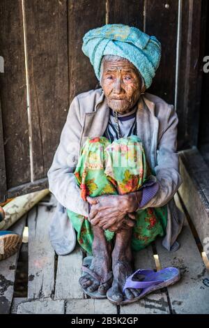 Donna locale con volto tatuato dal villaggio Mindat, stato Chin, Myanmar, Asia. Foto Stock