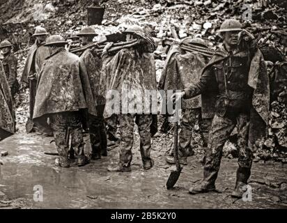 Un gruppo di lavoro in attesa di ordini a San Pierre Divion, durante la battaglia dell'Ancre (13–18 novembre 1916). La battaglia, l'ultimo grande attacco britannico della battaglia della Somme è stata combattuta tra la quinta armata del tenente generale Hubert Gough) contro l'esercito tedesco 1st (generale Fritz von Sotto). Foto Stock