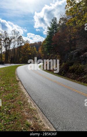 Il Blue Ridge Parkway si snoda tra le montagne e una strada panoramica ad Asheville, North Carolina, Stati Uniti Foto Stock