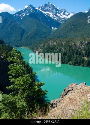 Paesaggio di Ross Lake Washington, la natura mozzafiato di questo lago del Pacifico nord-occidentale con acque verdi profonde e montagne coperte di neve. Foto Stock