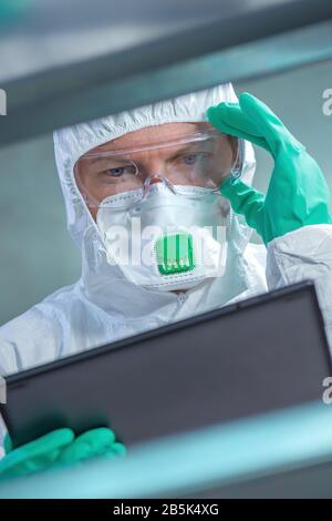 Operatore sanitario virologo che utilizza un computer tablet in laboratorio, primo piano di lavoro dei medici, focus selettivo Foto Stock
