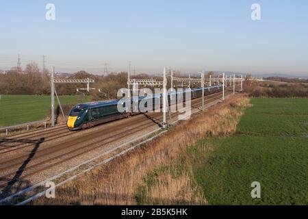 Classe ferroviaria occidentale Hitachi classe 800 passando Coedkernew sulla linea principale del Galles meridionale. Foto Stock