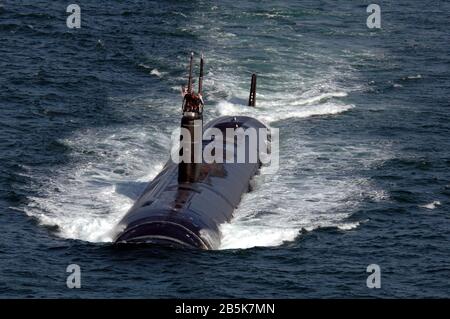 Il sottomarino di attacco nucleare USS Asheville, classe Los Angeles, della marina degli Stati Uniti, è in corso in preparazione alla conduzione di trivelle superficiali ad alta velocità, il 15 febbraio 2006, al largo della costa della California. Foto Stock