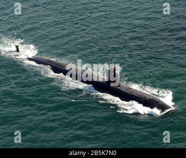 Il sottomarino di attacco nucleare USS Asheville, classe Los Angeles, della marina degli Stati Uniti, è in corso in preparazione alla conduzione di trivelle superficiali ad alta velocità, il 15 febbraio 2006, al largo della costa della California. Foto Stock