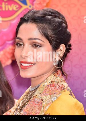 Burbank, CA - 07 MARZO: Freida Pinto frequenta la prima del Disney Junior's 'mira, Royal Detective' al Walt Disney Studios Main Theatre il 07 marzo 2020 a Burbank, California. Foto Stock