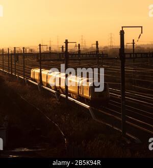 Il treno Network Rail New Measurement sulla linea principale del Galles meridionale che si incline al sole Foto Stock