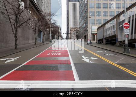 Columbia Street, nel centro di Seattle, è tranquilla domenica 8 marzo. 2020. Come epicentro del focolaio di coronavirus negli Stati Uniti, Seattle area business lotta, mentre il lavoro e le restrizioni di viaggio continuano a influenzare l'economia locale. Foto Stock