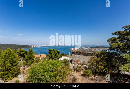 Vista panoramica della città di Setubal e della penisola di Troia visto dal Forte di Santiago do Outao del 16th secolo, catena montuosa di Arrabida, Portogallo Foto Stock