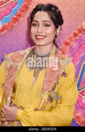 Burbank, CA - 07 MARZO: Freida Pinto frequenta la prima del Disney Junior's 'mira, Royal Detective' al Walt Disney Studios Main Theatre il 07 marzo 2020 a Burbank, California. Foto Stock