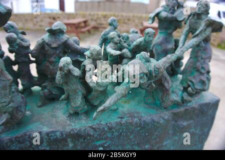 Dettaglio della scultura "Widows and Bairns" di Jill Watson che commemora il disastro del 1881 a Eyemouth, Berwickshire, Scottish Borders, Regno Unito Foto Stock