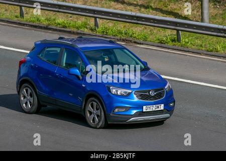 2017 Blue Vauxhall Mokka X Active CDTI Ecofl; traffico veicolare nel Regno Unito, trasporti, veicoli moderni, berline, veicoli, veicoli, strade, motori, motori sull'autostrada M6 Foto Stock