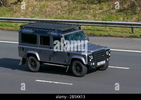 2012 Land Rover Defender 110 XS TD D/C; traffico veicolare nel Regno Unito, trasporti, veicoli moderni, berline, veicoli, veicoli, strade, motori, motori sull'autostrada M6 Foto Stock