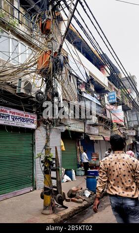 Old Delhi, India - 7th novembre 2019:lampada posta coperta con cavi elettrici Foto Stock