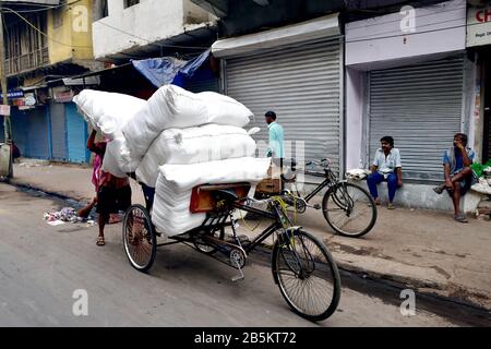 Old Delhi, India - 7th novembre 2019: Tuk Tuk Sovraccarico sulla strada Foto Stock