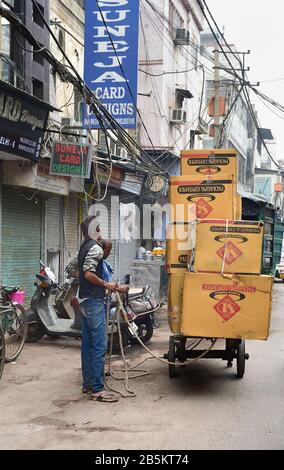 Old Delhi, India - 7th novembre 2019:Sovraccarico tuk tuk sulla strada Foto Stock