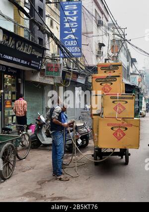 Old Delhi, India - 7th novembre 2019:Sovraccarico tuk tuk sulla strada Foto Stock