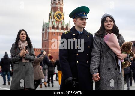 Mosca, Russia. 8th di marzo, 2020 Persone camminano sulla Piazza Rossa nel centro di Mosca, l'8 marzo, nella Giornata Internazionale della Donna Foto Stock