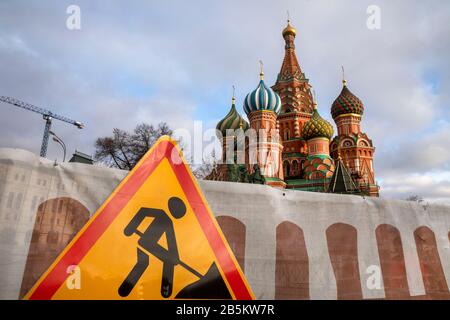 Una strada opere segno sullo sfondo della Cattedrale di San Basilio sulla Piazza Rossa nel centro di Mosca, Russia Foto Stock