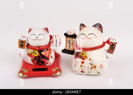 Due gatti di fortuna cinesi bianchi e rossi Foto Stock