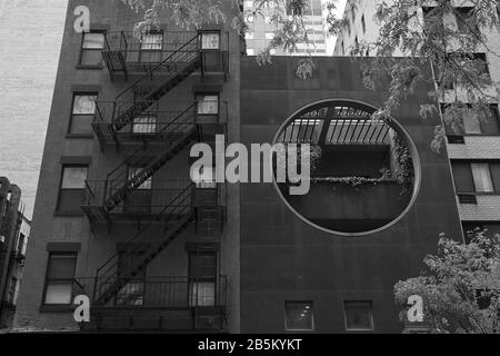 Un caminetto in stile americano che sfugge alle scale all'esterno dell'edificio Foto Stock