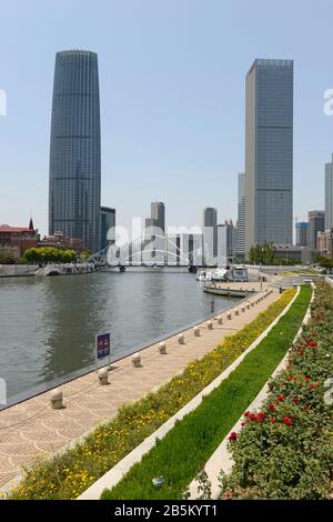 Vista lungo il fiume Haihe al centro finanziario internazionale nel centro di Tianjin, Cina Foto Stock