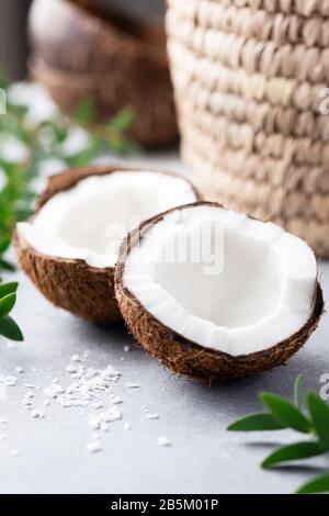 Bella noce di cocco dimezzata. Spa cibo pulito e tropicale concetto di freschezza estiva. Orientamento verticale Foto Stock