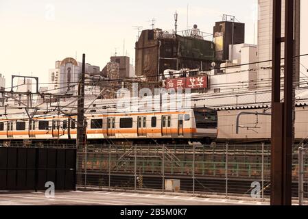 Treno metropolitano per pendolari di Tokyo, stazione di Shinjuku, Giappone Foto Stock