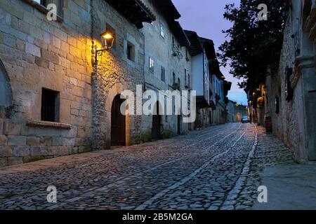 Vista sul villaggio di Santillana del Mar. Cantabria, Spagna Foto Stock