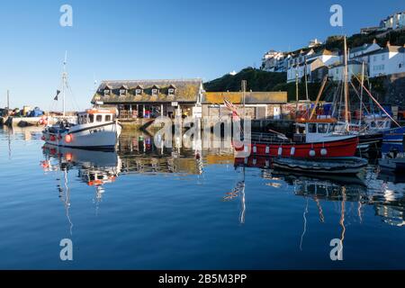 L'incantevole villaggio e la parrocchia civile di Mevagissey è un vivace porto di pescatori della Cornovaglia che attrae molti turisti Foto Stock