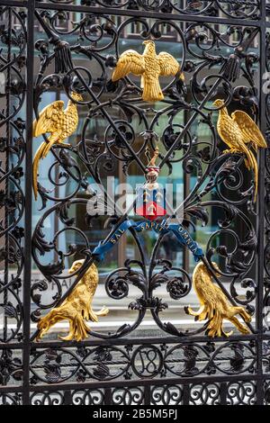 Salters Hall London - Worshipful Company Of Salters Hall. Cancelli decorati con stemma e uccelli di fronte alla Salters Hall nella Città di Londra Foto Stock