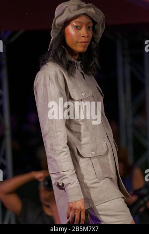 Quebec, Canada. Un modello cammina sulla pista alla sfilata di moda Ancora Una Volta tenutasi durante il Fashion and Design Festival di Montreal Foto Stock