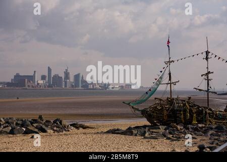 La nave pirata in perla nera costruita con legno di driftwood nella cittadina marittima britannica di New Brighton sulle rive del fiume Mersey Foto Stock