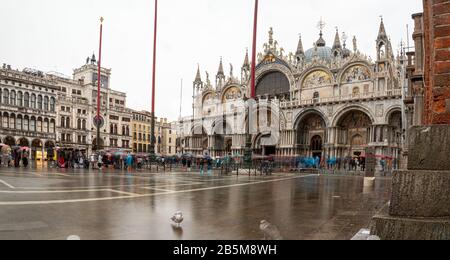 Piazza San Marco a Venezia durante le cattive condizioni meteorologiche e l'alta marea, Venezia/Italia Foto Stock