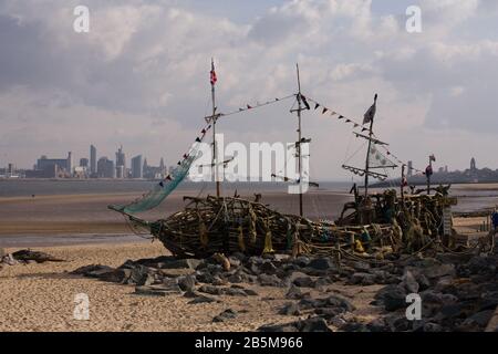 La nave pirata in perla nera costruita con legno di driftwood nella cittadina marittima britannica di New Brighton sulle rive del fiume Mersey Foto Stock