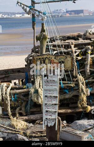 La nave pirata in perla nera costruita con legno di driftwood nella cittadina marittima britannica di New Brighton sulle rive del fiume Mersey Foto Stock