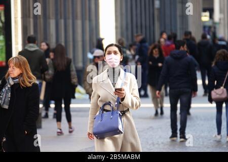 Donna che indossa maschere per contenere la diffusione del Coronavirus. Milano, Italia - Marzo 2020 Foto Stock