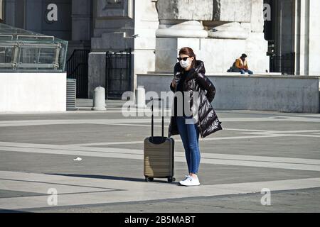 Donna che indossa maschere per contenere la diffusione del Coronavirus. Milano, Italia - Marzo 2020 Foto Stock