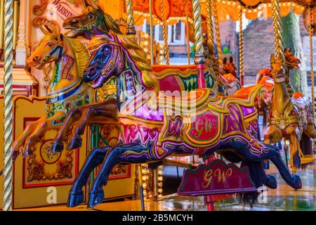 Una colorata giostra in stile tradizionale con cavalli sulla King's Square nella storica città vecchia di York, nel North Yorkshire, Inghilterra. Foto Stock