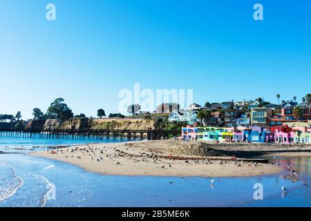 Il colorato Venetian Court e' una localita' balneare residenziale ai margini della laguna e dello storico Molo di Capitola - Capitola, California, USA - Dece Foto Stock