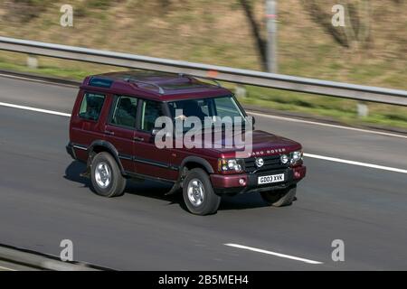 2003 Land Rover Discovery Td5 Xs Red Car Diesel Guida sull'autostrada M6 vicino Preston in Lancashire, Regno Unito Foto Stock