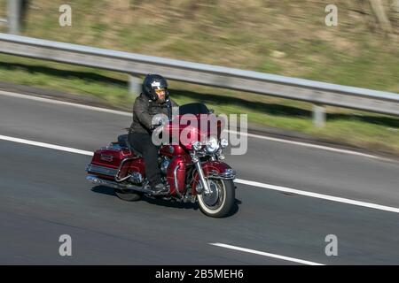 harley davidson motocicletta e pilota in sella all'autostrada M6 vicino Preston in Lancashire, Regno Unito Foto Stock