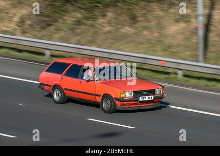 1980 80s Orange Ford Cortina Gl Red Car benzina station wagon guidando sull'autostrada M6 vicino Preston in Lancashire, Regno Unito Foto Stock