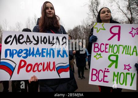 Mosca, Russia. 8th di marzo 2020 un partecipante a un rally "arco 8 - celebrare correttamente la festa" per la solidarietà delle donne e i diritti delle donne, Organizzato dal gruppo di attivisti femminili per celebrare la Giornata Internazionale della Donna a Mosca, il Sokolniki Hyde Park.The manifestanti si levano in piedi fuori per un progetto di legge che protegge le donne dalla violenza domestica, per l'uguaglianza, contro il sessismo, l'oggettivazione femminile, e la repressione politica. Banner letto 'il prossimo presidente russo' (a sinistra) e 'sono tutto potente , posso fare qualsiasi cosa' (a destra) Foto Stock