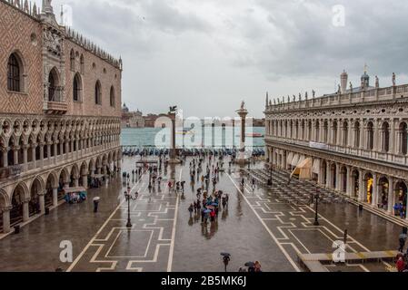 Piazza San Marco a Venezia durante le cattive condizioni meteorologiche e l'alta marea, Venezia/Italia Foto Stock