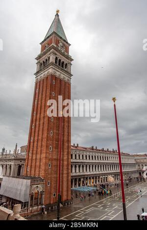 Piazza San Marco a Venezia durante le piogge e Aqua alta, Venezia/Italia Foto Stock